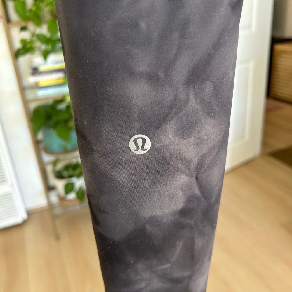 Lululemon Leggings. Size 2. 24” inseam. Excellent Condition. - Picture 3 of 4